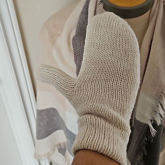 Ardene Women's Scarf & Gloves Set Cream - Picture 6 of 16